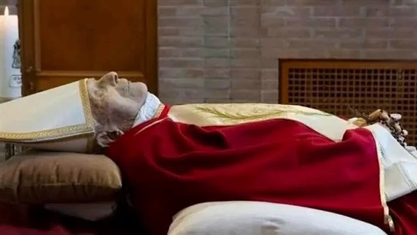 اليكم صور جثمان البابا بنديكتوس للـ16 في كنيسة دير ماتر إكليسيا