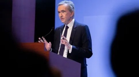 من هو برنارد أرنو الذي أصبح أغنى شخص في العالم وتجاوز إيلون ماسك؟