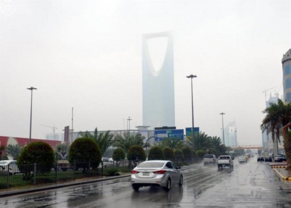 بالفيديو: سيدة "كما خـلـقها ربـها" تمشي تحت المطر في الرياض وتغضب السعوديين 1 بالفيديو: سيدة "كما خـلـقها ربـها" تمشي تحت المطر في الرياض وتغضب السعوديين