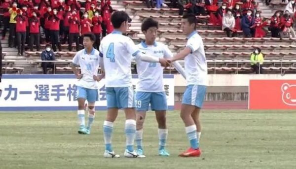بالفيديو: فريق ياباني يُنفذ أغرب ركلة حرة في 2023.. على طريقة الأطفال