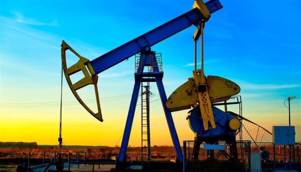 ارتفاع أسعار النفط مدعومة بضعف الدولار