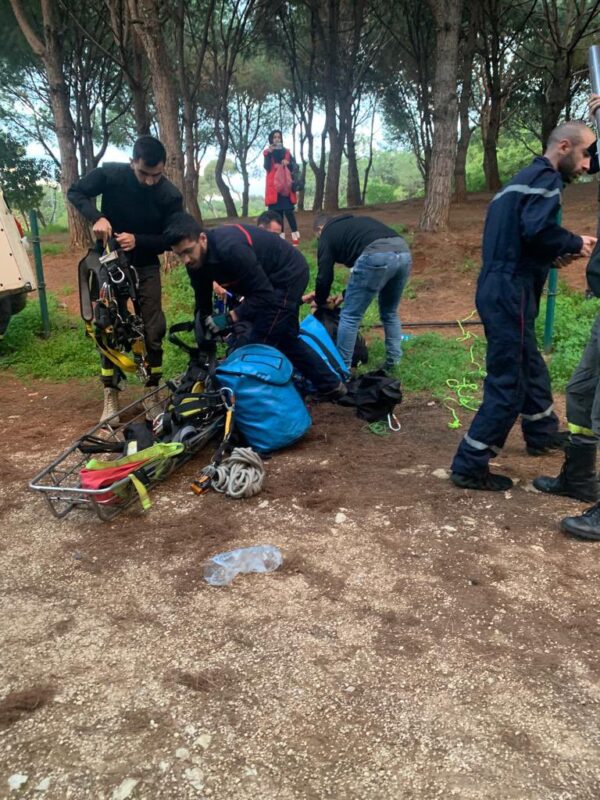 بالصور: إنـقـاذ مواطنة اثر سـقـوطها في مجرى للمياه في الطيونة