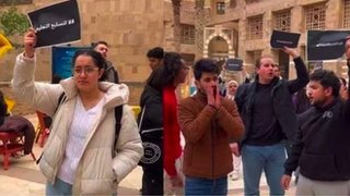 طلاب الجامعة الأمريكية في القاهرة يحتجون والإدارة ترجع السبب إلى أزمة الجنيه أمام الدولار