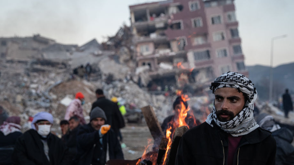 زلزال تركيا وسوريا: عدد القتلى يتجاوز 21 ألف شخص والبرد القارس يفاقم معاناة الناجين
