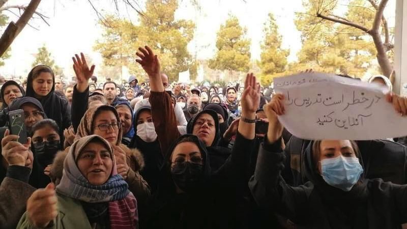 تسمم الطالبات في إيران: ما الذي حدث لمئات الفتيات في مدارس قم ومدن أخرى؟
