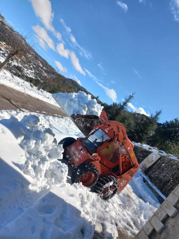 بالصور: تسهيل حركة المرور على طرقات العامة و الفرعية في عنايا التي غمرتها الثلوج