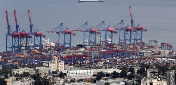 باخرة تطلب الإغاثة من لبنان.. هل تحمل مواداً خطرة؟