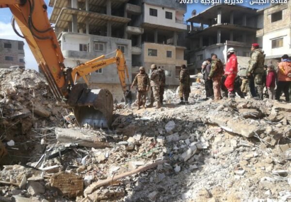  بالصور: بدء عناصر فوج الهندسة في الجيش أعمال البحث والإنقاذ في مدينتي البستان التركية وجبلة السورية