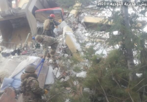  بالصور: بدء عناصر فوج الهندسة في الجيش أعمال البحث والإنقاذ في مدينتي البستان التركية وجبلة السورية