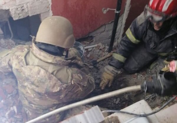  بالصور: بدء عناصر فوج الهندسة في الجيش أعمال البحث والإنقاذ في مدينتي البستان التركية وجبلة السورية