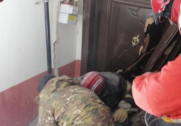  بالصور: بدء عناصر فوج الهندسة في الجيش أعمال البحث والإنقاذ في مدينتي البستان التركية وجبلة السورية