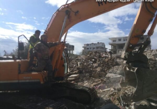  بالصور: بدء عناصر فوج الهندسة في الجيش أعمال البحث والإنقاذ في مدينتي البستان التركية وجبلة السورية