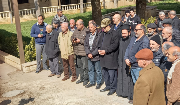 وقفة تضامنية مع أبناء بلدة طليا استنكارا لرمي جسم مشبوه أمام كنيستها 1 وقفة تضامنية مع أبناء بلدة طليا استنكارا لرمي جسم مشبوه أمام كنيستها