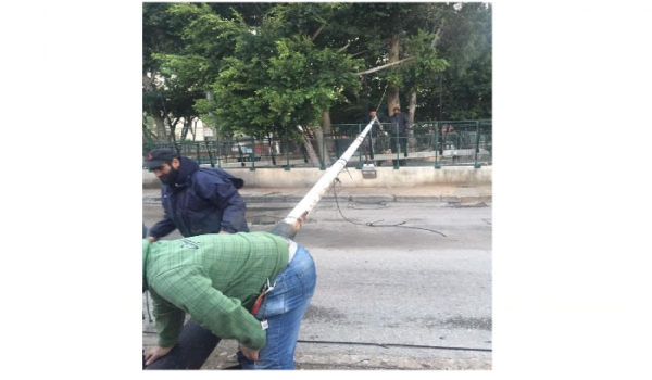 بعد سقوط عمود إنارة بسبب العاصفة.. اعادة فتح طريق في تعمير عين الحلوة