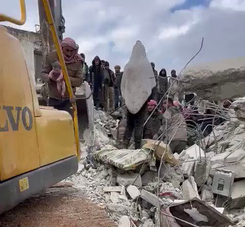 بالفيديو: ولادة تحت ركام الزلزال ووفـاة الام في سوريا