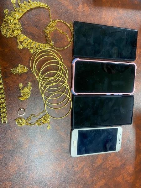 هواتف خلوية ومصاغًا ذهبية.. استغلّ عمله في المطار ليسرق من حقائب المسافرين.. هكذا اكتشف أمره