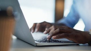 كيف تُستخدم ادعاءات حقوق النشر الزائفة لتكميم أفواه الصحافة في جنوب أفريقيا؟