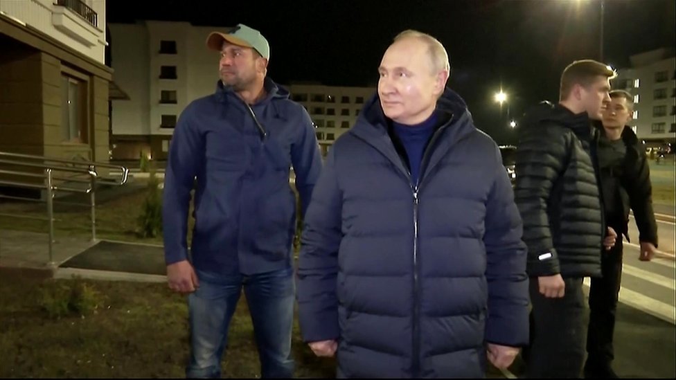 روسيا وأوكرانيا: فلاديمير بوتين في زيارة مفاجئة لمدينة ماريوبول الأوكرانية التي دمرتها الحرب