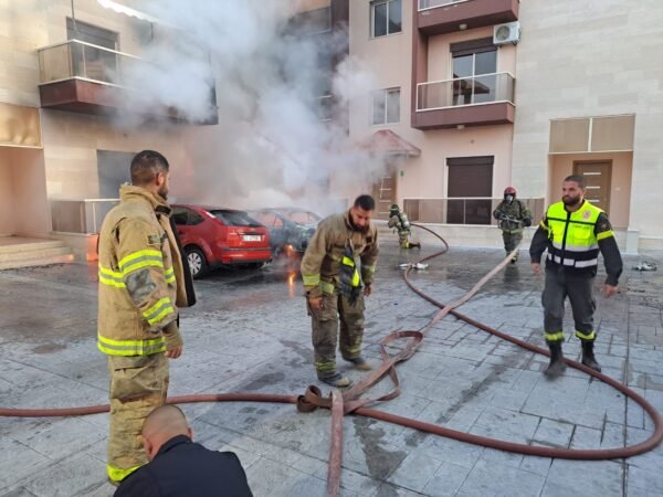 بالصور: حريق اربع سيارات امتد ليطال شقة سكنية في حامات - البترون