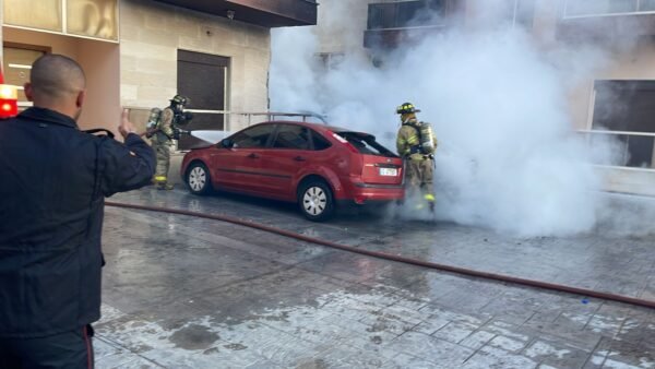 بالصور: حريق اربع سيارات امتد ليطال شقة سكنية في حامات - البترون