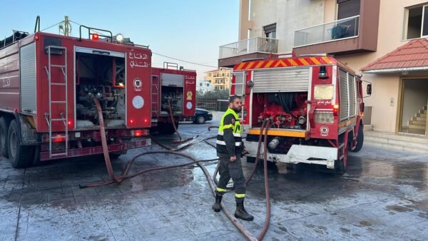 بالصور: حريق اربع سيارات امتد ليطال شقة سكنية في حامات - البترون