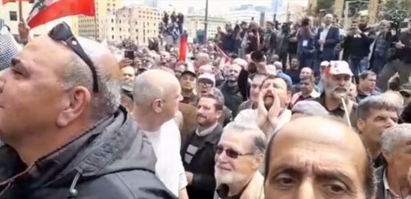 المتظاهرون طردوا نائبة من ساحة رياض الصلح.. من هي؟ 1 المتظاهرون طردوا نائبة من ساحة رياض الصلح.. من هي؟