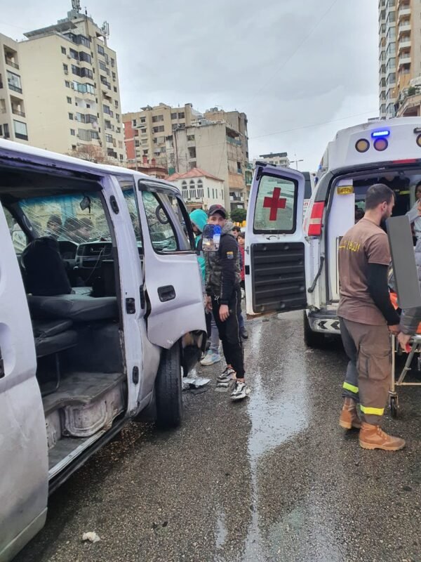 بالصور: اربعة جرحى اثر حادث سير في راس النبع