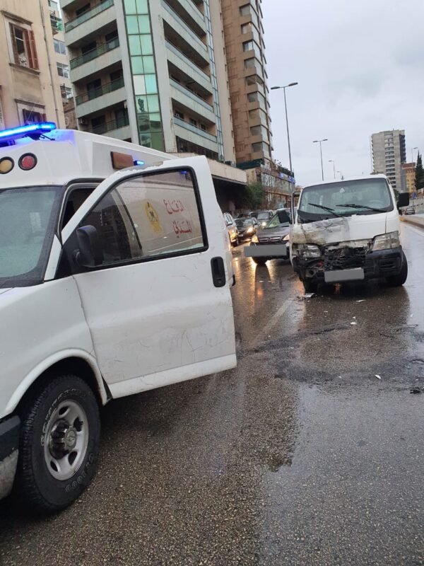 بالصور: اربعة جرحى اثر حادث سير في راس النبع