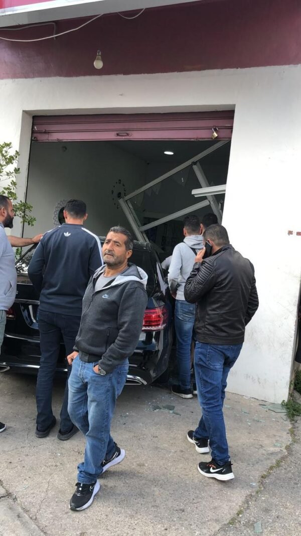 بالصورة.. سيارة تجتاح متجر