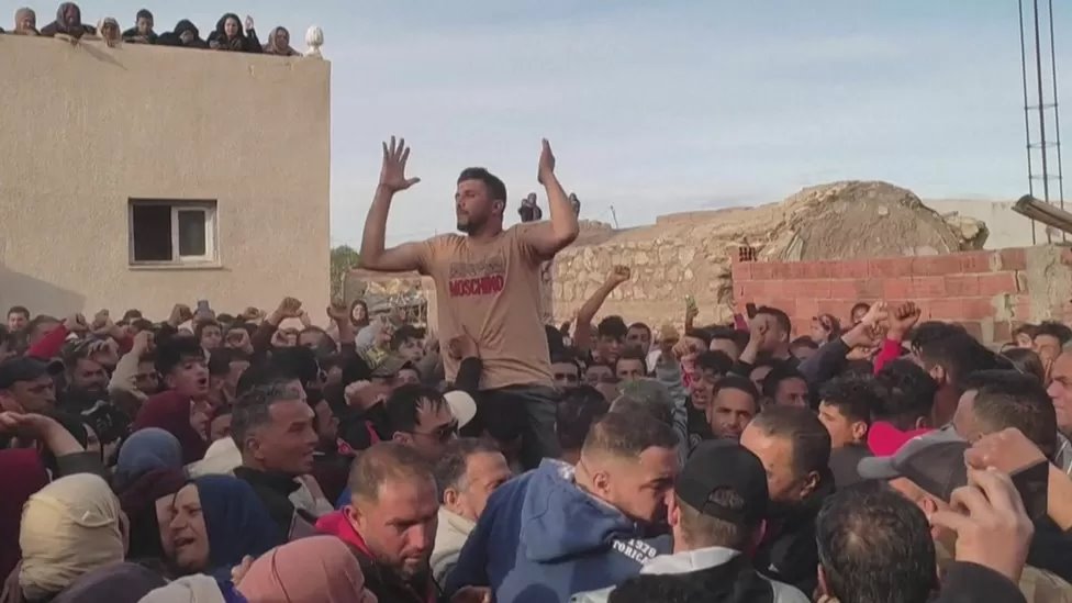نزار عيساوي: أعمال عنف في جنازة اللاعب التونسي الذي أضرم النار في نفسه