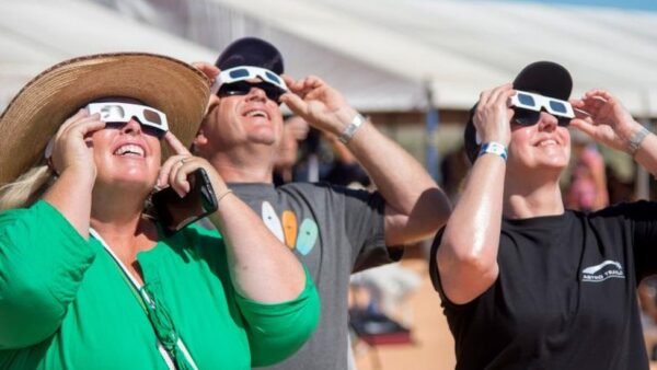 كسوف الشمس: الآلاف يحتشدون في بلدة أسترالية نائية لمشاهدة الظاهرة النادرة