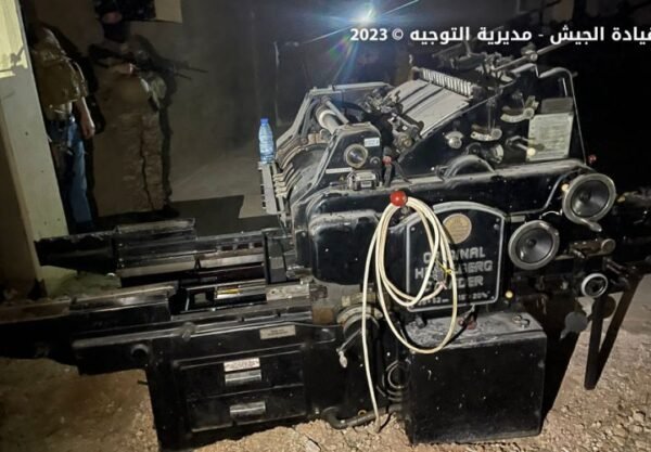 بالصور: دهم منازل مطلوبين وضبط آلات لتزوير العملات في بلدة بريتال - البقاع 1 بالصور: دهم منازل مطلوبين وضبط آلات لتزوير العملات في بلدة بريتال - البقاع