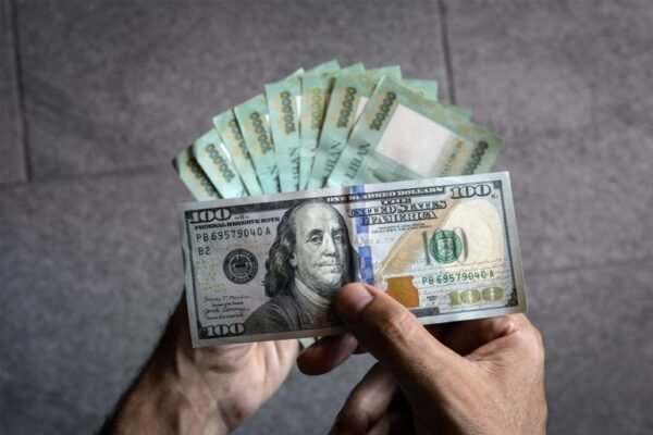 انخفاض دولار "صيرفة".. كم بلغ؟