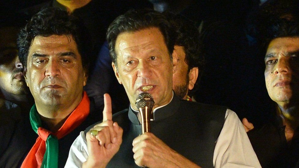 عمران خان: السياسي الذي يتحدى الجيش الباكستاني المسيطر على البلاد– الفايننشال تايمز