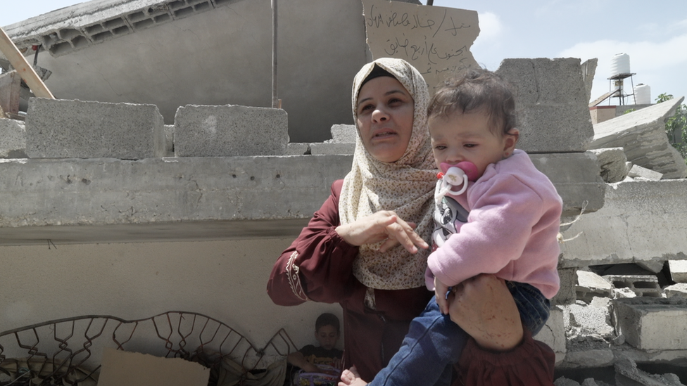 قصف غزة: قصة معاناة أسرة فلسطينية تشردت بعد قصف إسرائيل منزلها