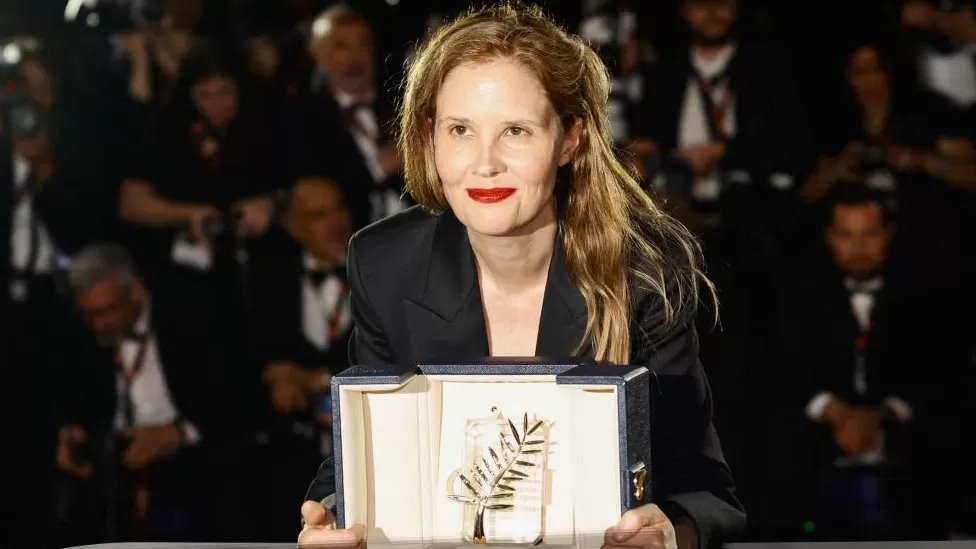 مهرجان كان السينمائي: مخرجة فيلم "أناتومي أوف ذا فول" تنتقد الحكومة الفرنسية أثناء تسلم جائزة السعفة الذهبية