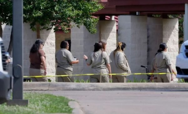 بالصور: إليزابيث هولمز.. أصغر مليارديرة في العالم خلف القضبان