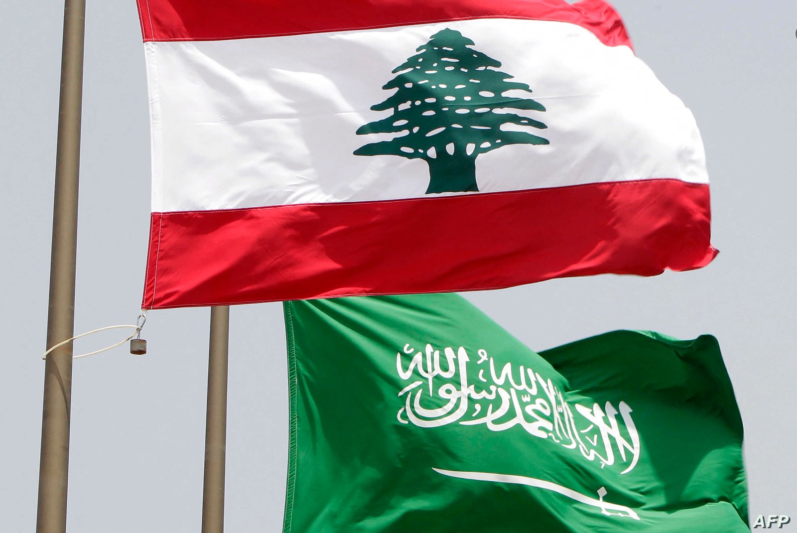 حملة سياسية وإعلامية ضد السعودية تثير القلق على العلاقات اللبنانية–السعودية