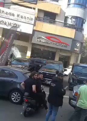 بالفيديو: إطلاق نار يستهدف مبنى مقابل مستشفى السان تيريز