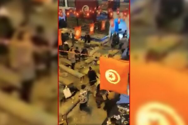الكنيس اليهودي في جربة: تبادل لإطلاق نار بعد العثور على عنصر أمن مقـتـولا وسلاحه مفقود 1 وسائل إعلام تونسية: عملية تبادل إطلاق نار جارية بميناء جربة بعد العثور على عون أمن مقتولا وسلاحه مفقود