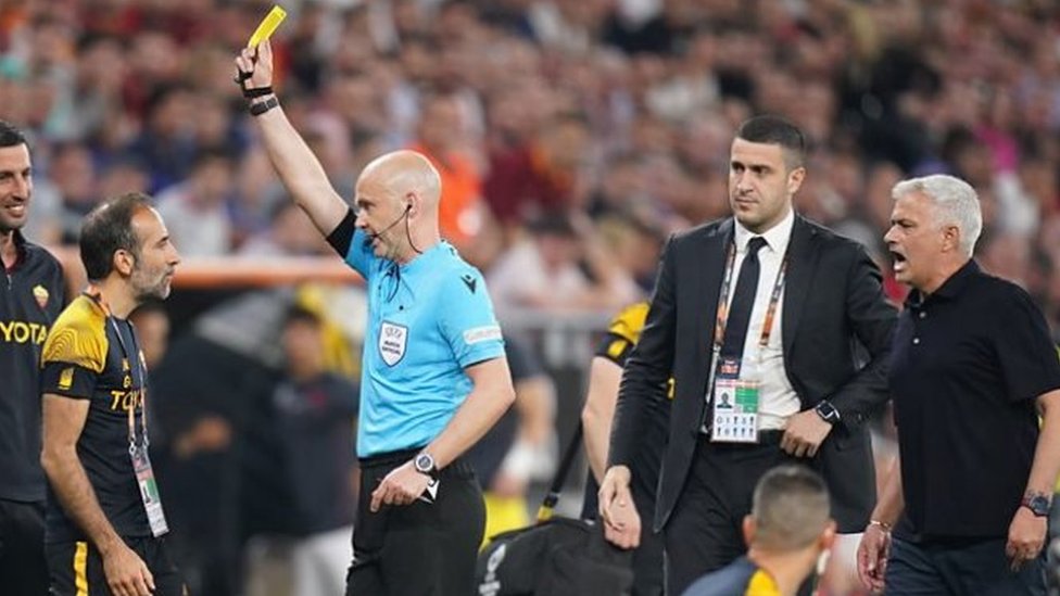 الدوري الأوروبي: لجنة الحكام الإنجليزية تدين الإساءة "غير المبررة والبغيضة" لأنتوني تايلور