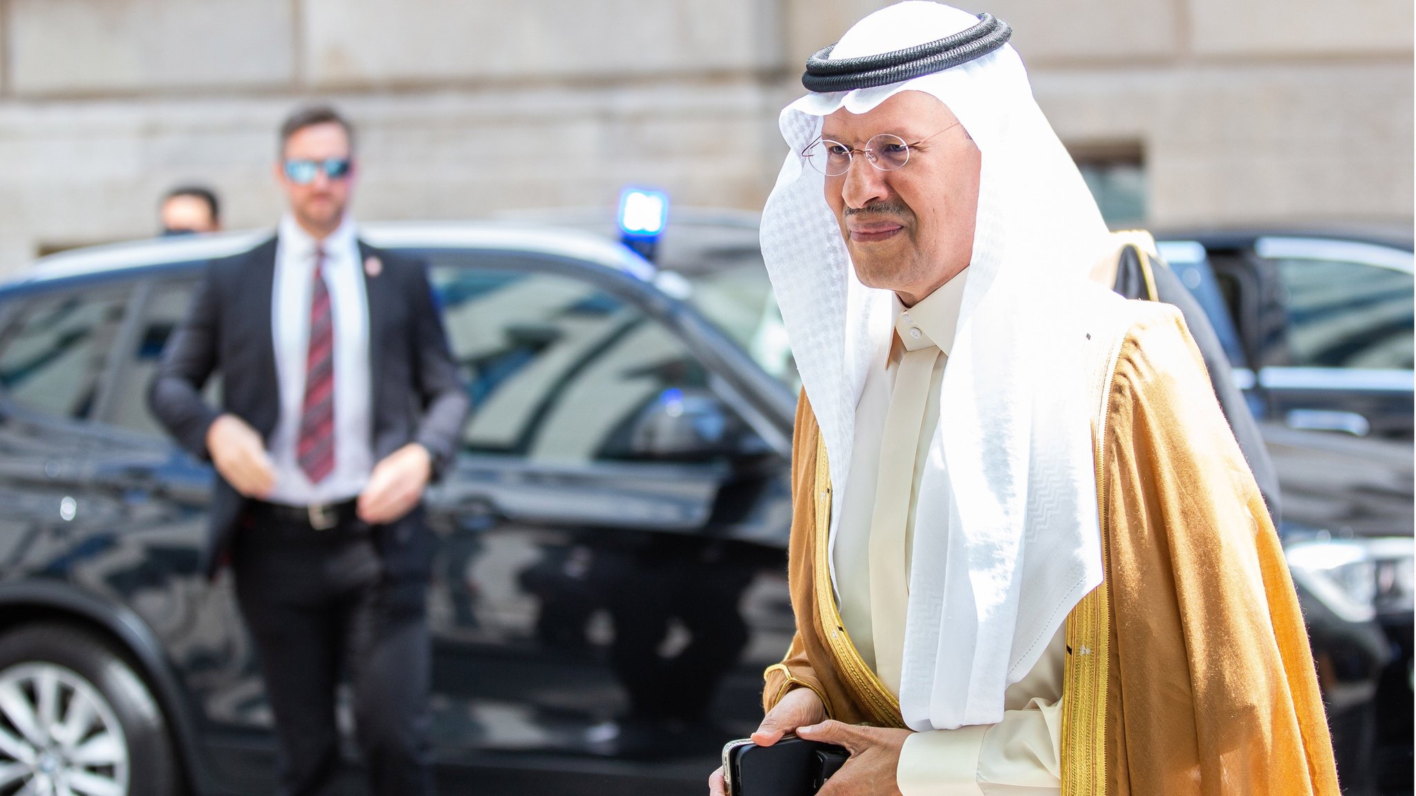 الأمير عبد العزيز بن سلمان "يتأرجح" مع انخفاض أسعار النفط الخام - الفاينانشال تايمز
