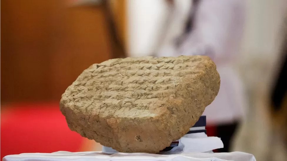الآثار العراقية: عرض لوح منقوش بنص مسماري استعاده العراق من إيطاليا بعد 4 عقود من اختفائه