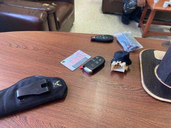 بالصور.. سرق سيّارة وفرّ هارباً.. وعناصر حاجز ضهر البيدر تدخلت وهذا ما فعلته