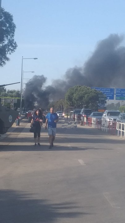 بالفيديو والصور: قطع طريق المطار بإطارات مشتعلة