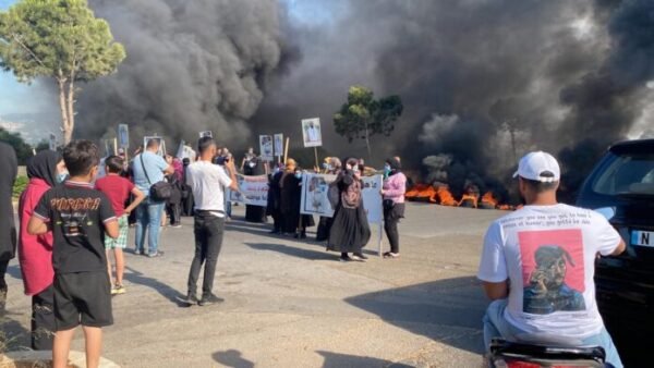 بالفيديو والصور: قطع طريق المطار بإطارات مشتعلة