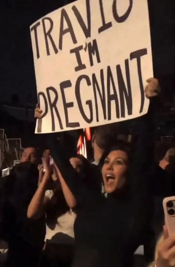 كورتني كارداشيان تعلن حملها من ترافيس باركر في حفل Blink-182