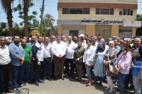 اعتصام لاتحادي نقابات العمال في الشمال والنقل البري امام مركز الضمان بطرابلس احتجاجا على تقديمات الضمان المتدنية