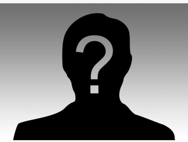 فصل مسؤول اعلامي كبير