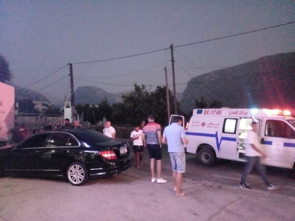 بالصور: جريحان اثر حادث سير على طريق عام سرعل